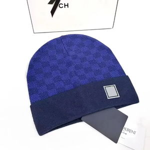 Gorro de Invierno Unisex de Lujo con Diseño a Cuadros y Pompón de Ganchillo, Diseño <span class=keywords><strong>en</strong></span> Relieve, Tejido Común, Estilo Bob de Diseñador - Product Image 6