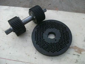 Stampo <span class=keywords><strong>per</strong></span> Pelletizzatrice a Matrice Piana SURRI Modello 200 da 119mm con Diametro Pellet 4-8mm e Produzione 100-200kg/h - Product Image 4