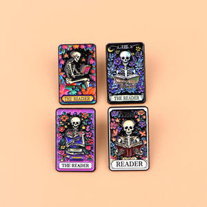 Broche de la serie Tarot Deader estilo Punk de Halloween, mochila con pintura de Calavera, broche de flores, insignia, cartas de Tarot, alfileres de solapa de esmalte suave - Product Image 5