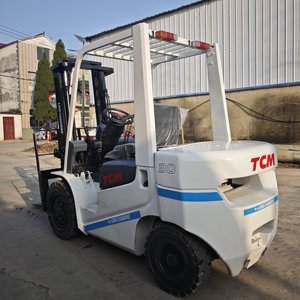 Chariot élévateur diesel TCM 3 tonnes d'occasion, très demandé, avec déplaceur latéral hydraulique, mât à deux étages et pneus pleins - Product Image 4