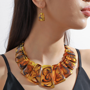 2024 joyería de moda <span class=keywords><strong>Retro</strong></span> exagerada collar de cadena único y conjunto de pendientes accesorios punk gargantilla de resina acrílica collares - Product Image 1