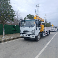 Camion léger Isuzu 4x2 avec grue montée, grue hydraulique à flèche télescopique de 3 tonnes, 5 tonnes, 8 tonnes à vendre