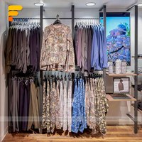 Magasins de vêtements modernes Magasins de mode pour magasins de détail Affichage de vestes et de t-shirts Présentoirs de vêtements personnalisés
