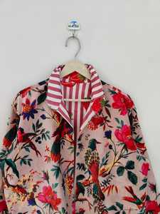 เสื้อแจ็คเก็ตบอมเบอร์ผ้ากำมะหยี่ลายพิมพ์นกสีชมพูแบบกลับด้านได้ ระบายอากาศได้ดี เป็นมิตรกับสิ่งแวดล้อม สำหรับผู้หญิงในฤดูหนาว - Product Image 2