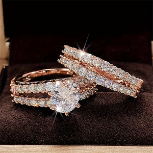 Anello a doppio strato con zirconi intagliati per donna, gioiello da dito a strati traforato e di tendenza - Product Image 3