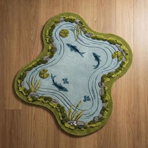 Tapis en laine tufté irrégulier, motif poisson Koi et étang, inspiré de la nature, vert mousse et bleu, pour chambre, salon, espace détente, vente en gros - Product Image 6