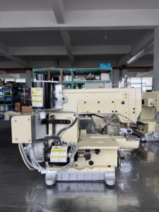 Machine à coudre industrielle RONMACK RM-787T-356-EWT-L600 à point de chaînette, couteau tubulaire central gauche, alimentation manuelle, moteur à engrenages - Product Image 2