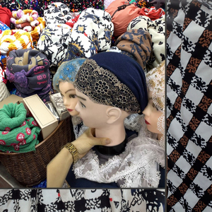 En <span class=keywords><strong>gros</strong></span> : Foulards, châles, sous-foulards, hijabs intérieurs, turbans, bonnets et casquettes musulmanes en voile jersey, à motifs floraux et ethniques, avec paillettes et dentelle - Product Image 2