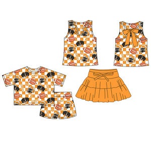 Preventa al por mayor: Conjuntos de verano para niñas con estampado de equipos de fútbol, color naranja, de algodón orgánico suave, precio de fábrica, novedad para niños. Pedido mínimo 5 unidades. - Product Image 1
