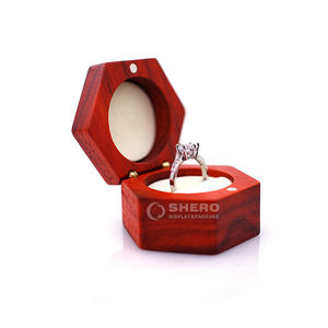 Porte-bague personnalisé avec gravure de logo, boîte à bague en bois de noyer noir en forme de cœur pour demande en mariage, pour mariage - Product Image 2