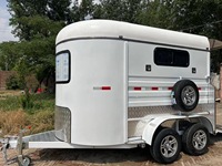 Nouvelle remorque à chevaux à chargement en angle pour 2 chevaux avec boîte pour utilisation en voiture