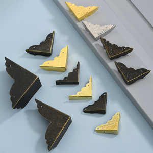 Protection d'<span class=keywords><strong>angle</strong></span> en fer doré de style antique - Facile à fixer - Quincaillerie polyvalente - Protection de bord pour meubles en bois - Product Image 1