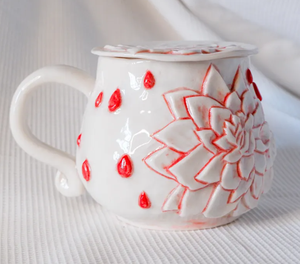 Tasse à café en porcelaine avec couvercle : Tasse à café en poterie rouge et blanche - Product Image 2