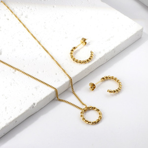 Collar con colgante circular trenzado en oro de Ason Jewelry, diseño geométrico minimalista de acero inoxidable para mujer, ideal para regalo. - Product Image 3