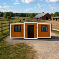 Maison conteneur modulaire extensible à double aile, à structure blanche et aspect bois, pour ferme équine et ranch équestre, vente en gros OEM