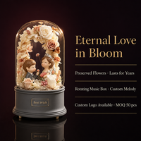 Boîte à musique rotative de luxe avec fleur préservée sous cloche en verre, figurine de couple de mariage, rose éternelle, cadeau de Saint-Valentin et d'anniversaire, vente en gros
