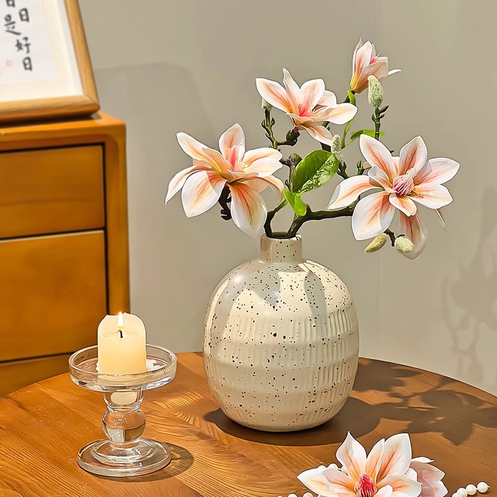 Un jarrón de cerámica estilo wabi-sabi de magnolia champán
