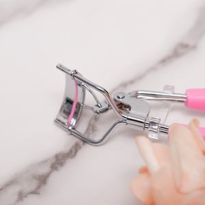 Recourbe-cils classique en acier inoxydable de couleur or rose argenté avec logo personnalisé Pinky Leem, recourbe-cils durable et naturel - Product Image 2