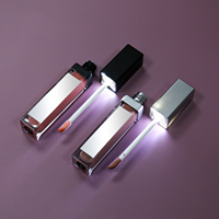 Tube Lip Gloss Pelembap Label Pribadi dengan Lampu LED & Cermin Kemasan Kustom Lip Gloss Cair dengan Pencahayaan Terintegrasi