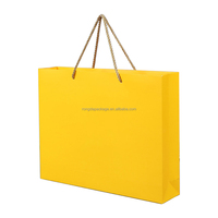 Machine automatique de fabrication de poignée de sac en papier avec oeillet et insertion de corde