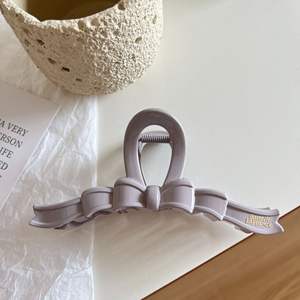 กิ๊บติดผมรูปโบว์สีเจลลี่เรียบง่ายสำหรับผู้หญิง กิ๊บหนีบผมพลาสติกแบบด้านขนาดใหญ่ อุปกรณ์เสริมผม - Product Image 4