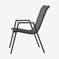 Chaise de salle à manger d'extérieur respirante en maille avec accoudoirs imitation bois, chaise de jardin de loisirs en métal noir