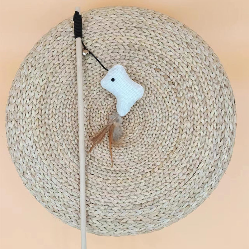 Poste de madera, pollito con plumas.