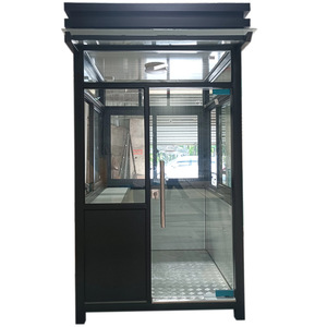 Refugio para Fumadores de Acero con Puerta de Vidrio y Techo para Uso en Exteriores en Áreas Públicas - Product Image 1