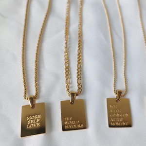 Collier bohème tendance plaqué or avec pendentif rectangulaire gravé sur mesure et citation inspirante, bijoux en acier inoxydable pour femme - Product Image 4
