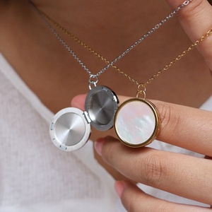 Collier pendentif magnétique tendance en acier inoxydable plaqué or, style bouddhiste, forme papillon carré, coquille naturelle - Product Image 3