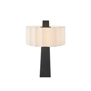 Moda moderna semplice lampada da tavolo in metallo camera da letto comodino Art Design decorativo lampada a LED