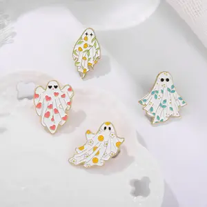 Broche en alliage d'explosion de série d'halloween, dessin animé mignon petit fantôme modélisation pâtisserie badge en émail vente en gros