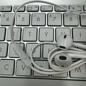 Hot Sale 3.5mm <b>Plug</b> In Ear Wired Earphone Heavy Bass Stereo Line Control HD Earbud For Mobile Phone Music And Call - Product Image 4