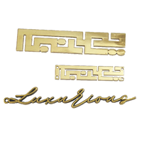 Étiquette métallique OEM en gros 2025, logo en relief 3D, lettres, broche, zinc, or, chaîne rouge, écologique, lavable, couleur personnalisée, vêtement
