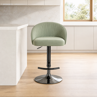 Tabouret de bar pivotant Sage en velours, dossier cannelé, hauteur réglable, base circulaire noire, repose-pieds, style lounge