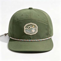 Casquette unisexe à visière plate noire en tissu à séchage rapide avec logo brodé et cordon réglable pour la plage et la protection solaire