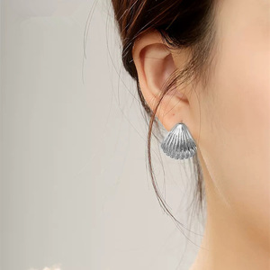 Orecchini a perno con conchiglia da donna, stile coreano chic, design metallico plissettato, regalo alla moda per tutti i giorni - Product Image 6