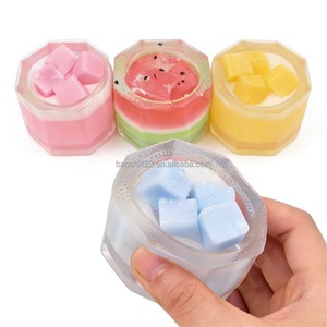Jouet à presser en TPR coloré et réaliste de 6 cm, en forme de gobelet de milkshake mignon avec motifs pastèque, mangue, fraise, pudding, solide, sans liquide ni gel - Product Image 1