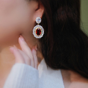 Orecchini a Perno Stile Vintage con Fiori e Pietre per Donne, Eleganti Gioielli per Orecchie alla Moda - Product Image 6