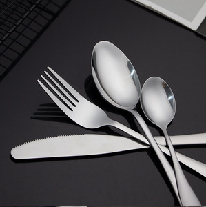 Juego de Cubiertos de Acero Inoxidable de Lujo Clásico con Mango de Madera, 24 Piezas: Cucharas de Sopa, Cucharillas, Cucharas Espejo y Tenedores - Product Image 6