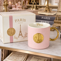 Mug à café en céramique Souvenir de Paris, France, avec la Tour Eiffel en relief et badge métallique doré 3D, en grès, personnalisable OEM ODM, vente en gros