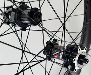Jeu de roues de route 700C à frein à disque avant et arrière, jantes en fibre de carbone, moyeu à dégagement rapide, <span class=keywords><strong>axe</strong></span> à tirage direct, blocage central pour vélo - Product Image 2