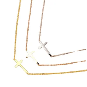Collana con ciondolo a croce laterale in acciaio inossidabile placcato oro 18K,