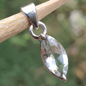 สร้อยคอจี้เงินแท้ 925 ดีไซน์มินิมอล รูปทรงมาร์ควิส ชุบทอง ประดับด้วยพลอยอะมีทิสต์สีเขียวธรรมชาติ ขนาด 12x6 มม. แบบฝังขา - Product Image 1