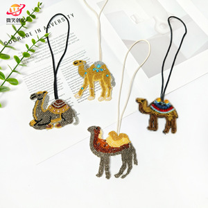 Kleurrijke handgemaakte paardenhanger met kameelbedels, witte rijstkorrel en parelontwerp, modieus bijpassend tassenaanhangsel - Product Image 6