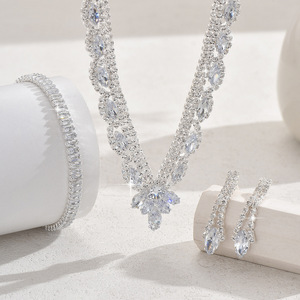 Ensemble de bijoux de mariée polyvalent trois pièces en gros, style moyen-oriental romantique, collier et boucles d'oreilles en strass plaqué argent - Product Image 2