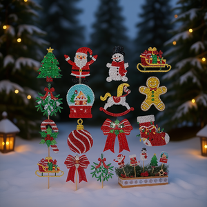 12 piezas de decoraciones navideñas DIY para jardín con estacas, kits de pintura con pedrería, diseños de Papá Noel, hombre de jengibre, medias y lazos - Product Image 2