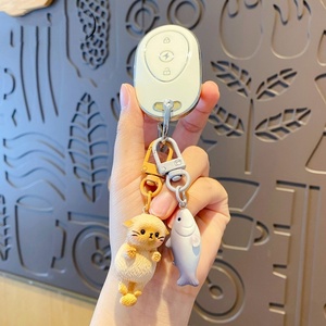 Nouvel Arrivage Porte-clés en résine à clipser motif <span class=keywords><strong>petit</strong></span> couple gourmand, chaton de dessin animé mignon mangeant du poisson, pendentif de sac à dos, Vente en gros - Product Image 6