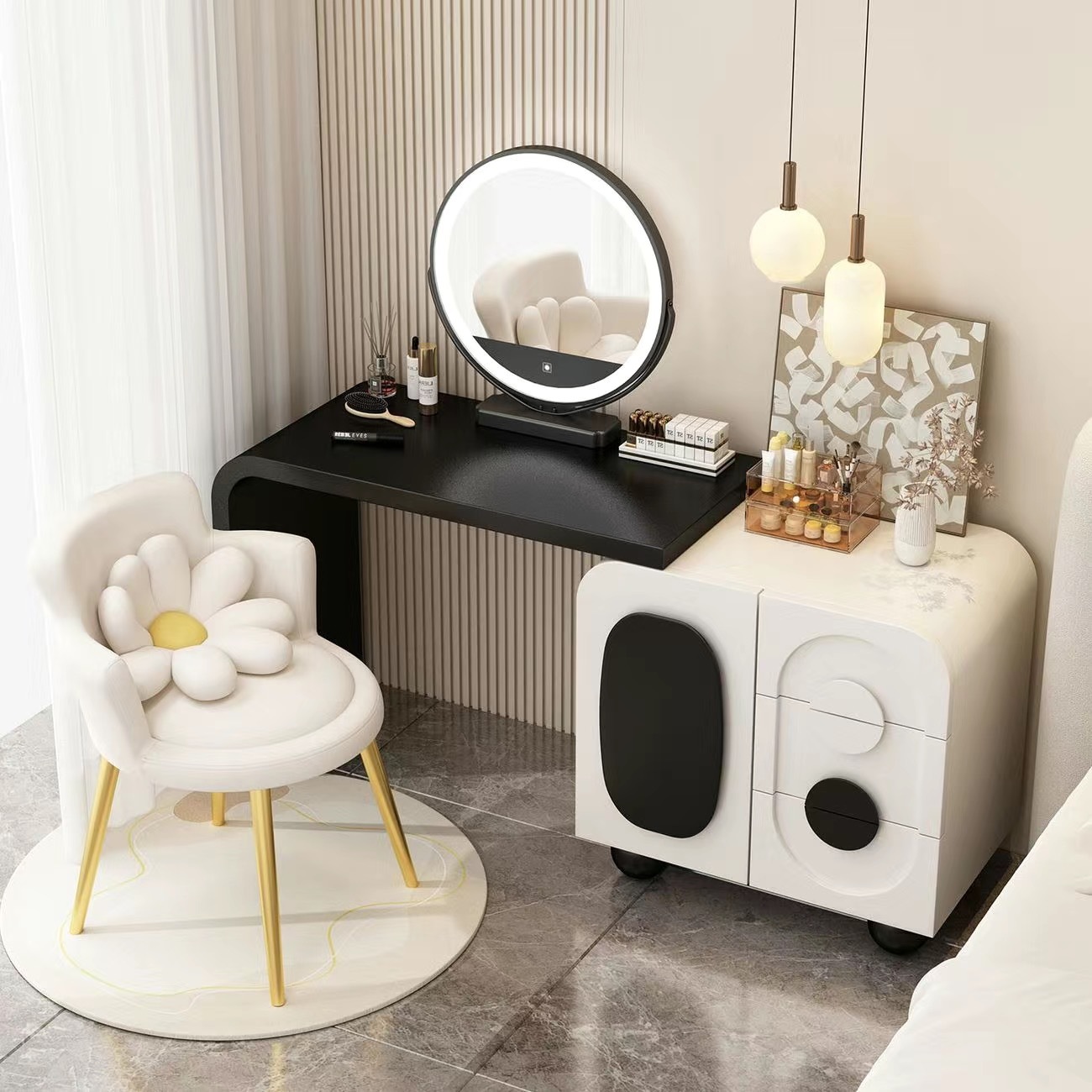 Tables, armoires, miroirs, chaises fleuries
