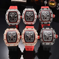 2026 nouvelle montre à Quartz incrustée de diamants à tête de fantôme de coupe américaine européenne pour hommes à la mode en forme de baril charme de montre à Six broches